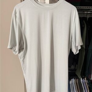 Men’s Large Lululemon License to train shirt Light Gray Short Sleeve Tee